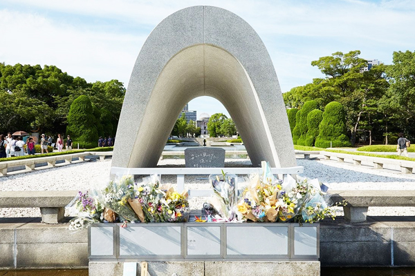 ���M����